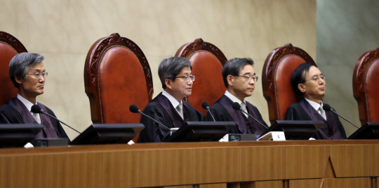 육체노동자 정년, 상고심 시작하는 김명수 대법원장      (서울=연합뉴스) 최재구 기자 = 대법원이 기존 판결에서 60세로 인정한 육체노동자의 노동가동연령을 65세로 상향할지에 대한 상고심이 서울 서초구 대법원 대법정에서 열린 21일 김명수 대법원장이 재판을 시작을 알리고 있다. 2019.2.21      jjaeck9@yna.co.kr  (끝)